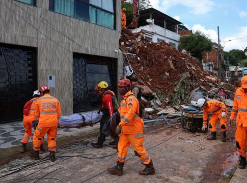 Bombeiros resgatam corpos em deslizamentos em MG