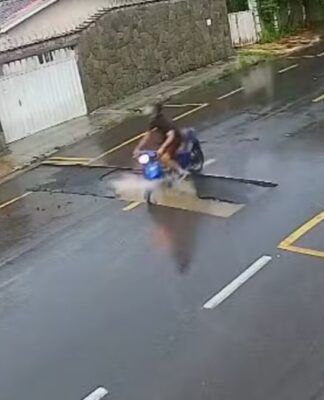 Motociclista cai em buraco em SP