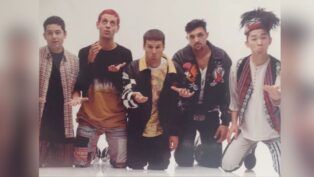 Músicos da banda Mamonas Assassinas fazem gestos em foto posada