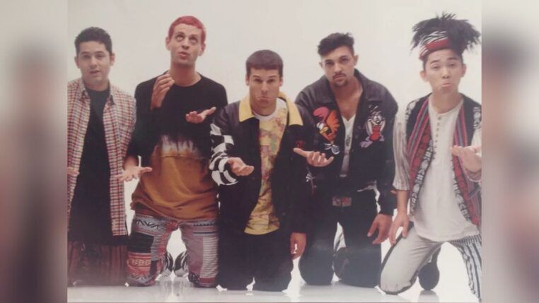 Músicos da banda Mamonas Assassinas fazem gestos em foto posada