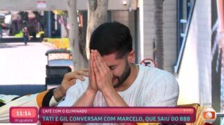 Marcelo chora com as mãos em frente ao rosto durante entrevista