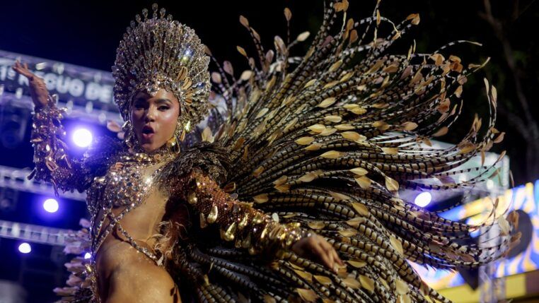 Rainha de Bateria Mayara Lima da escola Paraíso do Tuiuti se apresenta no Carnaval do Rio de Janeiro (Foto: Pilar Olivares/Reuters)