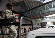 Membros da Marinha mexicana patrulham o Aeroporto Internacional Benito Juárez após as autoridades reforçarem a segurança em decorrência de bloqueios de estradas e ataques incendiários realizados pelo crime organizado em diversos estados, após uma operação militar na qual, segundo uma fonte do governo, o narcotraficante mexicano Nemesio Oseguera, conhecido como 