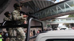 Membros da Marinha mexicana patrulham o Aeroporto Internacional Benito Juárez após as autoridades reforçarem a segurança em decorrência de bloqueios de estradas e ataques incendiários realizados pelo crime organizado em diversos estados, após uma operação militar na qual, segundo uma fonte do governo, o narcotraficante mexicano Nemesio Oseguera, conhecido como "El Mencho", foi morto no estado de Jalisco, na Cidade do México. (Foto: Luis Cortes/Reuters)