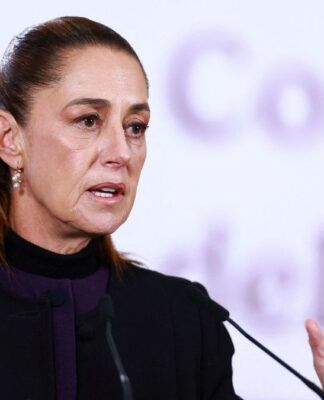 A presidente do México, Claudia Sheinbaum, gesticula e fala ao microfone