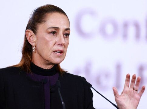 A presidente do México, Claudia Sheinbaum, gesticula e fala ao microfone