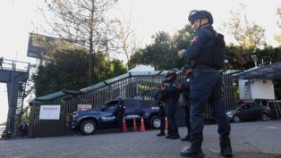 Policiais mexicanos monitoram ruas após onda de violência