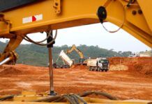 Tratores transportam minérios