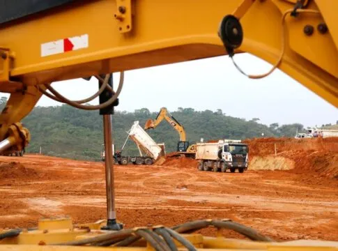 Tratores transportam minérios