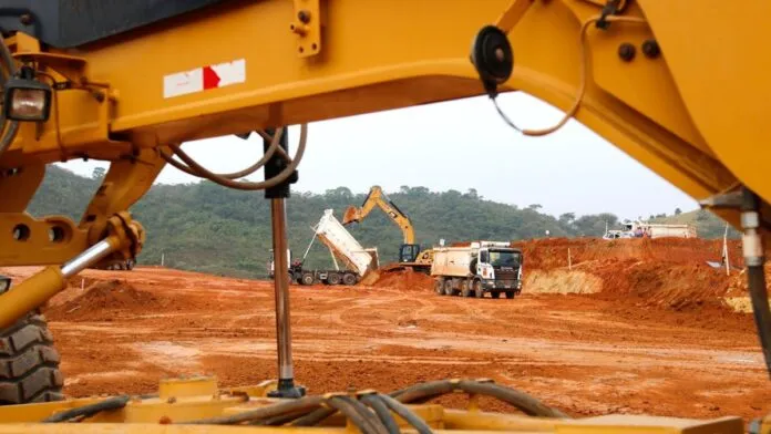 Tratores transportam minérios