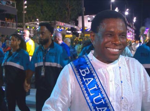 Neguinho da Beija-Flor desfila como baluarte da escola na Sapucaí (Foto: Reprodução/Globo)
