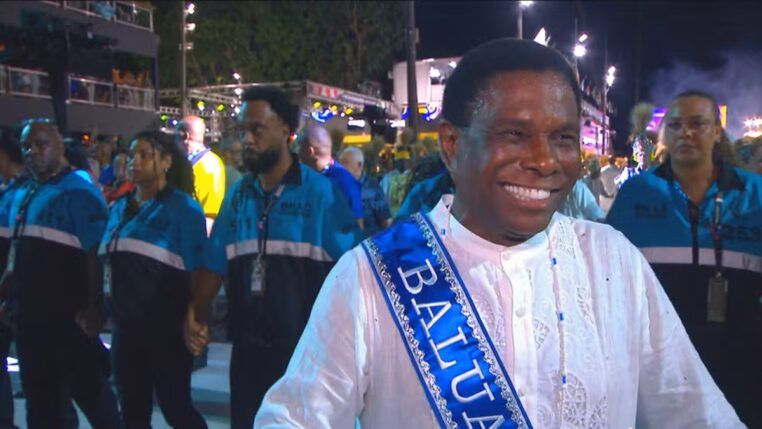Neguinho da Beija-Flor desfila como baluarte da escola na Sapucaí (Foto: Reprodução/Globo)
