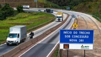 Caminhões na rodovia BR-381
