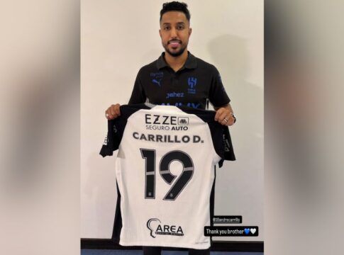 Atacante que disputou Copa do Mundo de 2022 posa com camisa de clube brasileiro