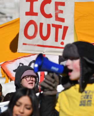 Departamento de Polícia investiga confronto físico ocorrido na segunda-feira quando discussão entre jovem na calçada e homem em veículo evoluiu para briga com múltiplas pessoas
