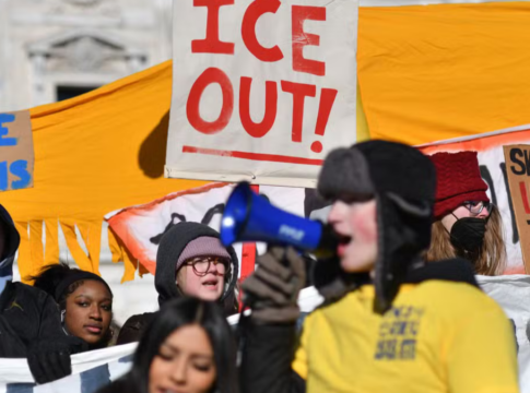 Departamento de Polícia investiga confronto físico ocorrido na segunda-feira quando discussão entre jovem na calçada e homem em veículo evoluiu para briga com múltiplas pessoas