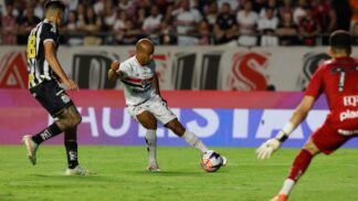 Lucas Moura contra o Santos no Morumbis