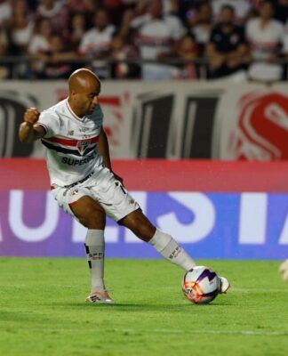 Lucas Moura contra o Santos no Morumbis