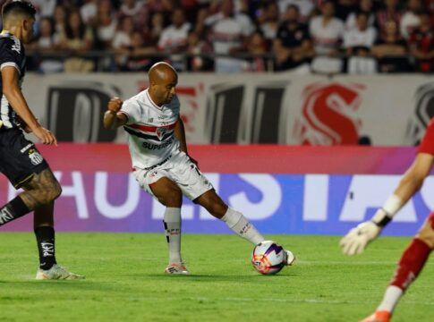Lucas Moura contra o Santos no Morumbis