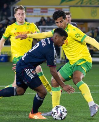 Cartão vermelho de Endrick vira segundo amarelo após revisão e suspensão do brasileiro diminui