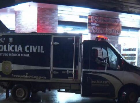 Carro do IML em frente à cena do crime.