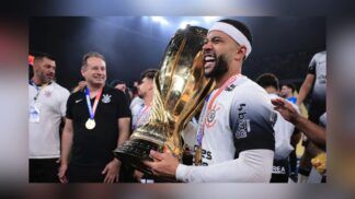 Memphis Depay comemora título