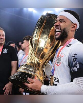 Memphis Depay comemora título