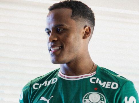Jhon Arias chega ao Brasil e será apresentado nesta tarde no Palmeiras