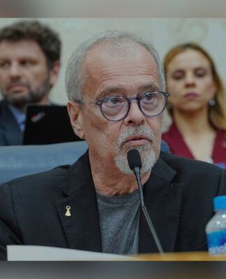 Homem de óculos na Câmara Municipal de São Paulo