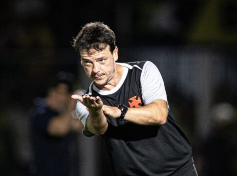 “Burro”: Torcida do Vasco vaia Fernando Diniz após empate sem gols contra o Madureira