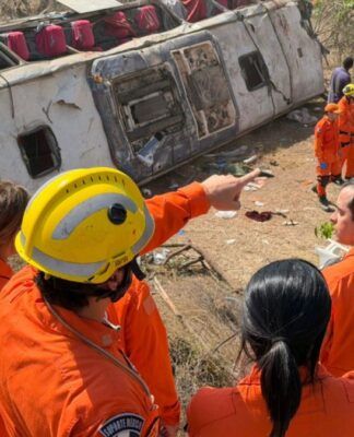 Ônibus com romeiros capota em Alagoas e deixa 15 mortos e feridos na AL-220
