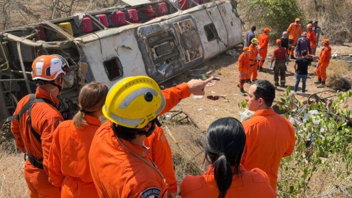 Ônibus com romeiros capota em Alagoas e deixa 15 mortos e feridos na AL-220