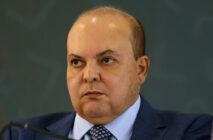 Governador Ibaneis Rocha veste terno e gravata