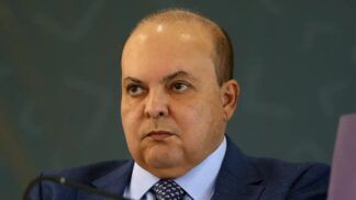 Governador Ibaneis Rocha veste terno e gravata