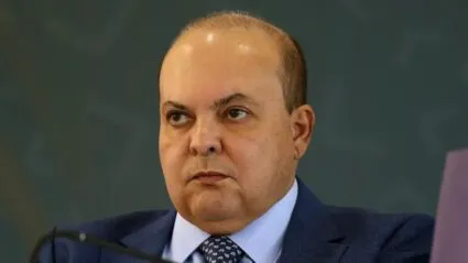 Governador Ibaneis Rocha veste terno e gravata