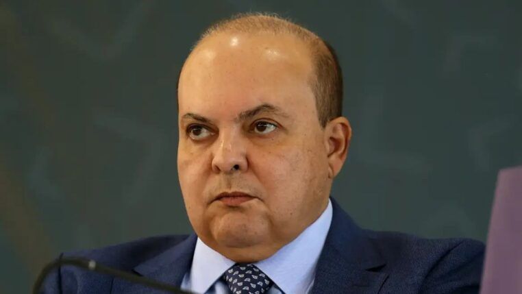 Governador Ibaneis Rocha veste terno e gravata