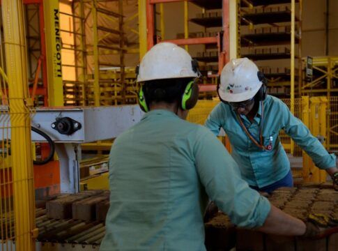 Indústria perde ritmo no fim do ano e fecha 2025 com crescimento de 0,6% 