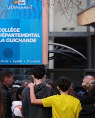 Professora é esfaqueada por aluno de 14 anos em escola no sul da França