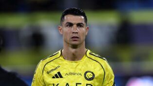 Cristiano Ronaldo vestido de amarelo, uniforme do seu time, em campo