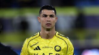 Cristiano Ronaldo vestido de amarelo, uniforme do seu time, em campo