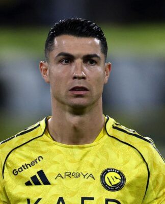 Cristiano Ronaldo vestido de amarelo, uniforme do seu time, em campo
