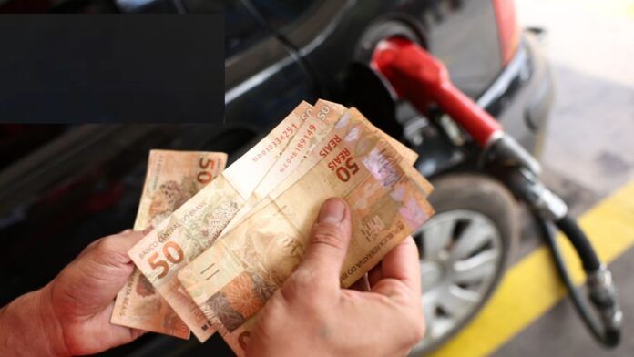 Preço da gasolina aumenta 37,1% nos postos apesar de redução de 16,4% nas refinarias