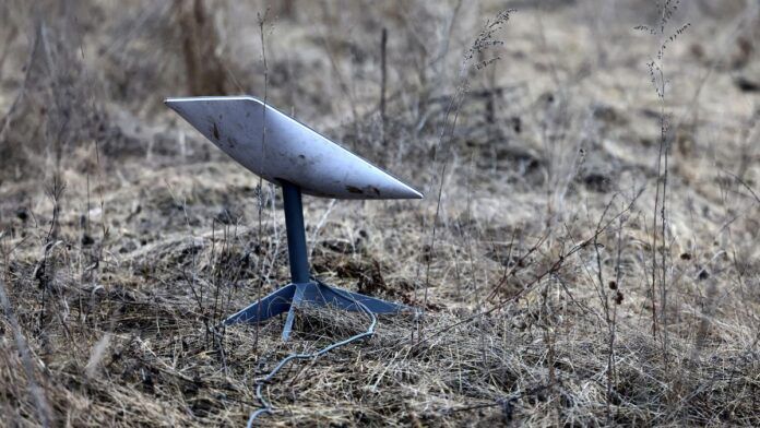 Starlink bloqueia acesso à internet para tropas russas na Ucrânia após pedido de Kiev