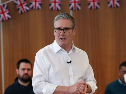 Primeiro-ministro britânico nega renúncia em meio a escândalo do caso Epstein