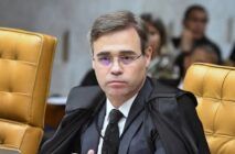 Ministro fala ao microfone durante sessão no STF