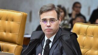Ministro fala ao microfone durante sessão no STF