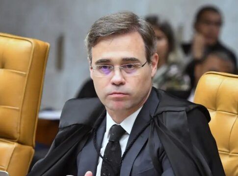 Ministro fala ao microfone durante sessão no STF