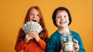 Animado crianças ruiva segurando dinheiro