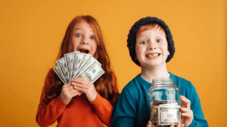 Animado crianças ruiva segurando dinheiro