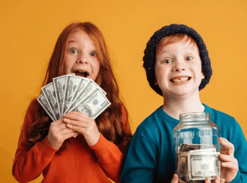 Animado crianças ruiva segurando dinheiro